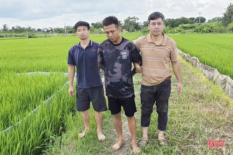 Đối tượng Ngô Quang Vỹ bị bắt giữ khi tháo chạy ra cánh đồng gần nhà. bqbht_br_h11.jpg