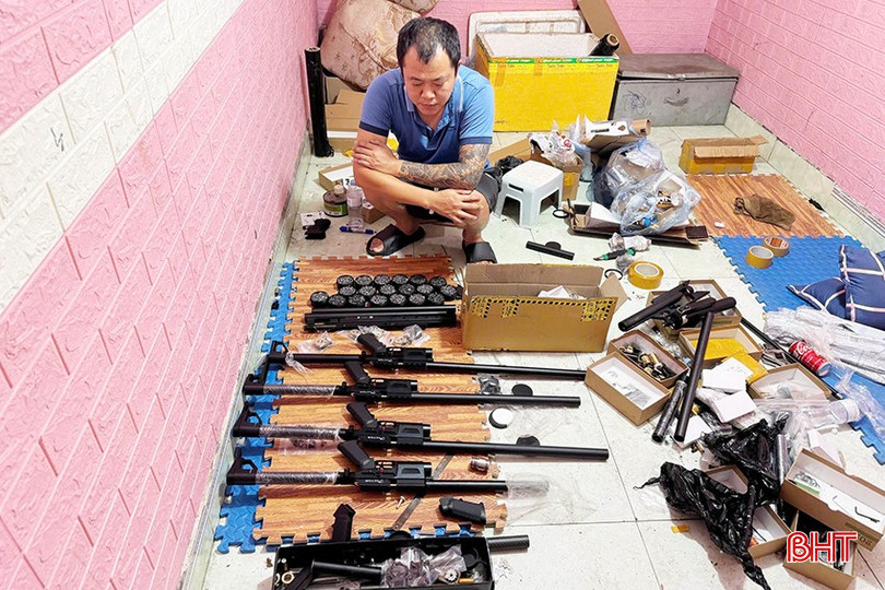 Ngô Văn Huỳnh và tang vật bị thu giữ. bqbht_br_h12.jpg