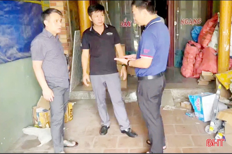 Lãnh đạo Phòng Cảnh sát hình sự (Công an Hà Tĩnh - ở giữa), trao đổi với Ban Chuyên án về quá trình phối hợp, triển khai triệt phá vụ án. bqbht_br_h14.jpg