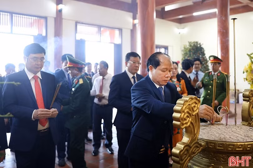 ... và dâng hương tại Nhà bia ghi tên các anh hùng liệt sỹ thị xã Kỳ Anh.