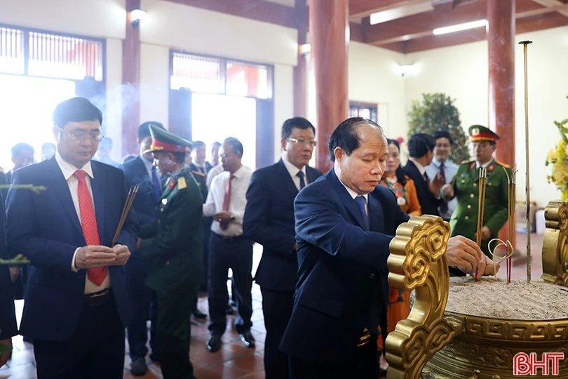 ... và dâng hương tại Nhà bia ghi tên các anh hùng liệt sỹ thị xã Kỳ Anh.