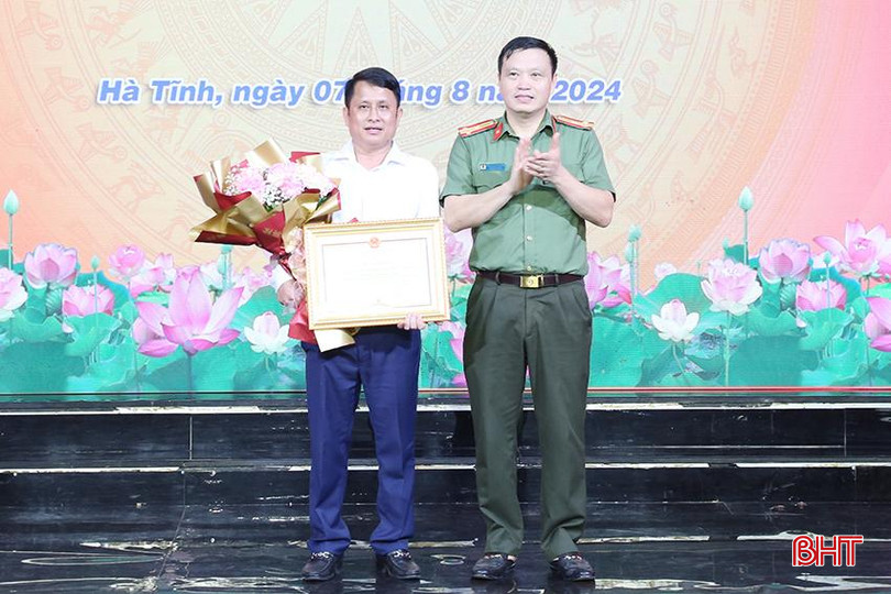 Trao bằng khen của UBND tỉnh cho Phòng Hành chính - tổng hợp vì có thành tích xuất sắc trong phong trào bảo vệ an ninh Tổ quốc. 5.JPG