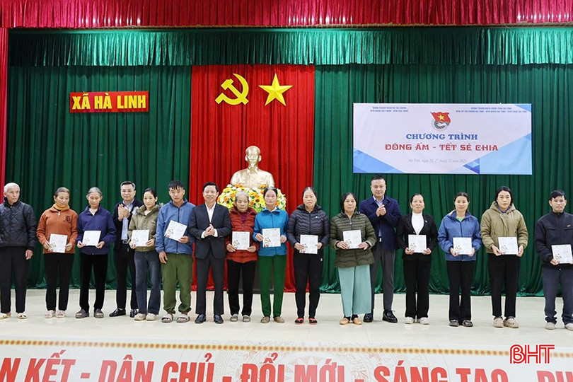 Trao tặng 30 suất quà (mỗi suất 600 nghìn đồng); tặng 60 thẻ bảo hiểm y tế cho các hộ dân khó khăn (trị giá gần 20 triệu đồng) ở xã Hà Linh.