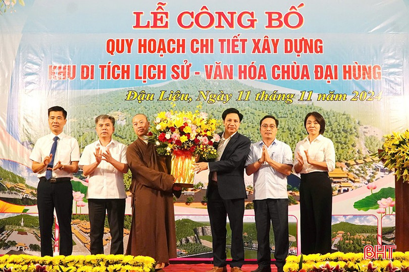 Lãnh đạo TX Hồng Lĩnh tặng hoa chúc mừng chủ đầu tư. bqbht_br_qh6.jpg