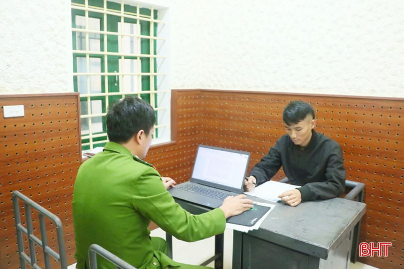 Nguyễn Tuấn Vũ tại cơ quan công an. bqbht_br_a3.jpg