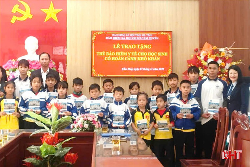 Cam Xuyen Social Insurance delade ut sjukförsäkringskort till missgynnade elever på My Due Secondary School och Cam Due Primary School (november 2025). bqbht_br_m7.jpg