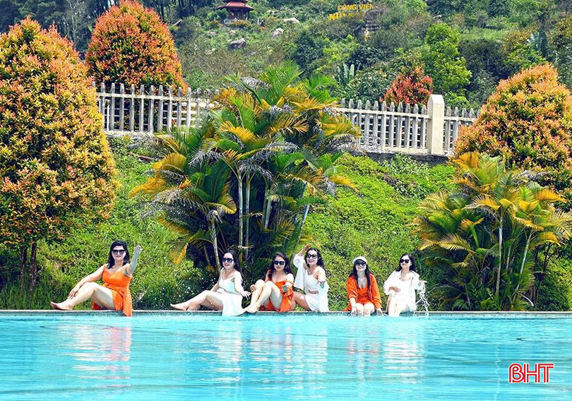 Du khách check in tại bể bơi KDL sinh thái Hải Thượng. 34.jpg