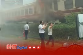 Tàu hỏa bốc cháy dữ dội, 2 toa bị thiêu rụi