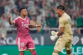 Mbappe đá hỏng phạt đền, Real thất bại cay đắng