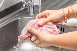 Cách sơ chế thịt sống còn nguy hiểm hơn cả không rửa