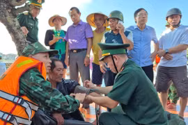 Ngư dân Hà Tĩnh được cứu sống sau 2 ngày trôi dạt trên biển
