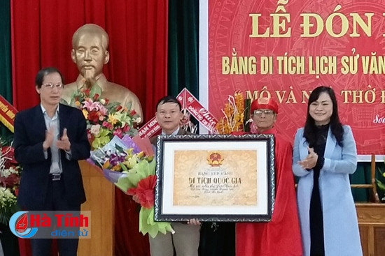 Phó Chủ tịch HĐND tỉnh Nguyễn Thị Nữ Y và lãnh đạo Sở VHTT&DL trao bằng cho đại diện chính quyền xã và dòng họ