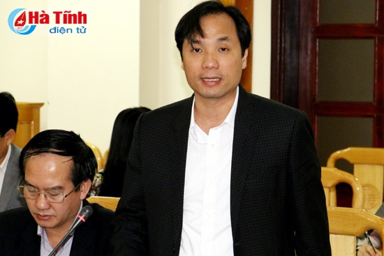 Bí thư Thành ủy Hà Tĩnh Hoàng Trung Dũng: Thành phố đang tập trung xây dựng đô thị loại 2 bằng một số hoạt động cụ thể như: thành lập các đoàn công tác chỉ đạo tận các phường, xã; huy động khá tốt các nguồn lực để trồng cây xanh, lắp đặt hệ thống điện chiếu sáng, trang trí trên các tuyến đường… Bí thư Thành ủy Hà Tĩnh Hoàng Trung Dũng: Thành phố đang tập trung xây dựng đô thị loại 2 bằng một số hoạt động cụ thể như: thành lập các đoàn công tác chỉ đạo tận các phường, xã; huy động khá tốt các nguồn lực để trồng cây xanh, lắp đặt hệ thống điện chiếu sáng, trang trí trên các tuyến đường…