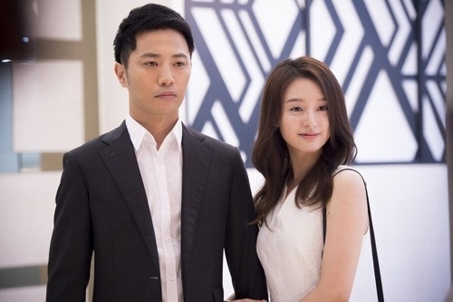 Trong một vài phân cảnh quá khứ, Kim Ji Won xuất hiện với mái tóc dài, uốn xoăn lơi và rẽ ngôi lệch rất xinh đẹp.