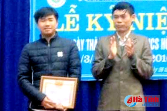 Thầy giáo Nguyễn Trí Thường – Phó hiệu trưởng Trường THPT Hồng Lĩnh trao giấy khen cho em Nguyễn Hồng Đức