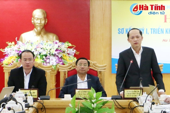 Phó Chủ tịch UBND tỉnh Nguyễn Hồng Lĩnh: Việc ứng dụng CNTT ở các đơn vị, địa phương còn chưa đồng bộ, thống nhất. Chính vì vậy người đứng đầu cơ quan, đơn vị cần quan tâm hơn trong việc tổ chức thực hiện. Phó Chủ tịch UBND tỉnh Nguyễn Hồng Lĩnh: Việc ứng dụng CNTT ở các đơn vị, địa phương còn chưa đồng bộ, thống nhất. Chính vì vậy người đứng đầu cơ quan, đơn vị cần quan tâm hơn trong việc tổ chức thực hiện.