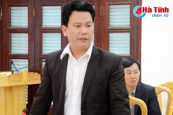 Phó Chủ tịch UBND tỉnh Đặng Quốc Khánh: Ngành Y tế nên mạnh dạn sáp nhập các trung tâm lại để tinh gọn bộ máy. Mặt khác, đồng bộ mô hình sáp nhập Trung tâm YTDP và BVĐK các huyện, thị xã, thành phố và thực hiện quản lý theo ngành dọc. Về Đề án xây dựng Trung tâm KCB theo yêu cầu BVĐK tỉnh, cần tăng quy mô giường bệnh và xem xét việc gắn với dự án ODA để đảm bảo trang thiết bị tiên tiến, hiện đại phục vụ KCB theo hướng chất lượng cao