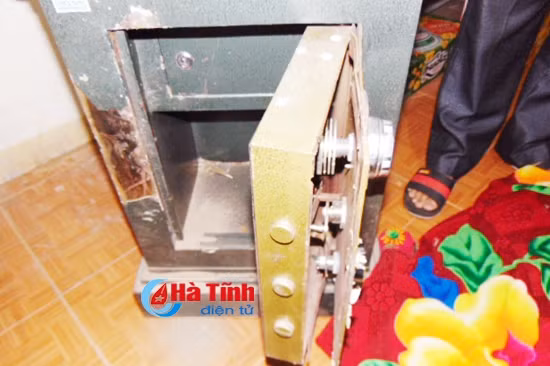Hiện trường cho thấy chiếc két bị kẻ gian đục tung