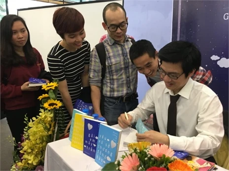 Anh Chánh Văn - Đoàn Công Lê Huy ký sách tặng độc giả - Ảnh: V.V.TUÂN Anh Chánh Văn - Đoàn Công Lê Huy ký sách tặng độc giả - Ảnh: V.V.TUÂN