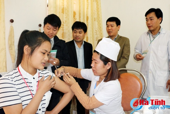 Giám sát tiêm chủng tại điểm tiêm Trường PTTH Mai Thúc Loan (Lộc Hà)