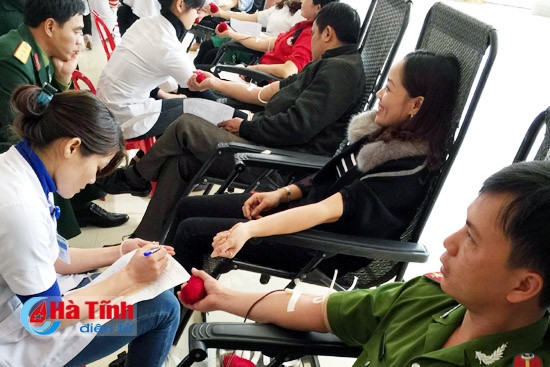 Đông đảo cán bộ, ĐVTN hăng hái hiến máu