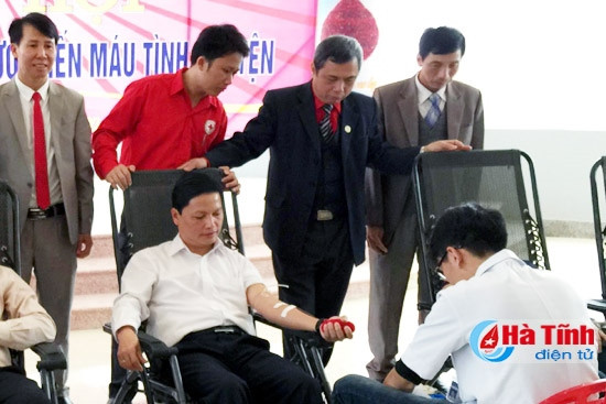 Bí thư thị ủy Hồng Lĩnh Hoàng Văn Quảng tình nguyện hiến máu nhân đạo