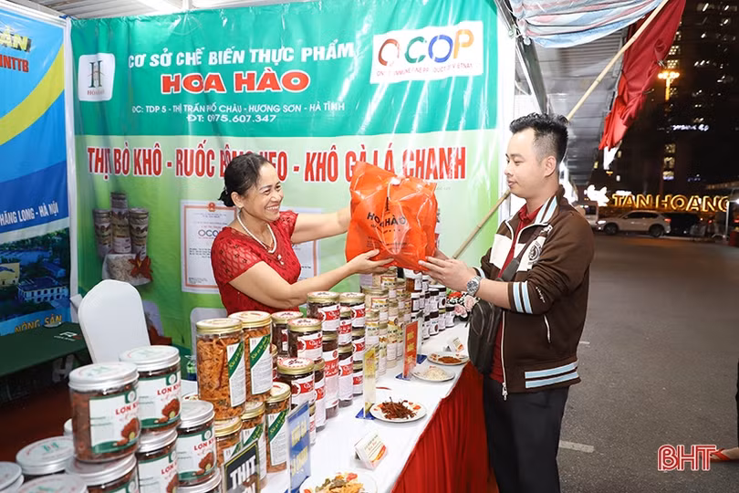 Nhộn nhịp mua sắm trong Tuần lễ Sản phẩm tiêu biểu Hà Tĩnh tại Hà Nội