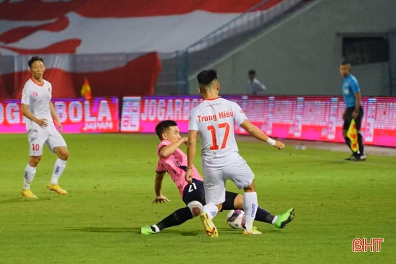 Thi đấu kiên cường, Hồng Lĩnh Hà Tĩnh giành 1 điểm quý giá trên sân Lạch Tray