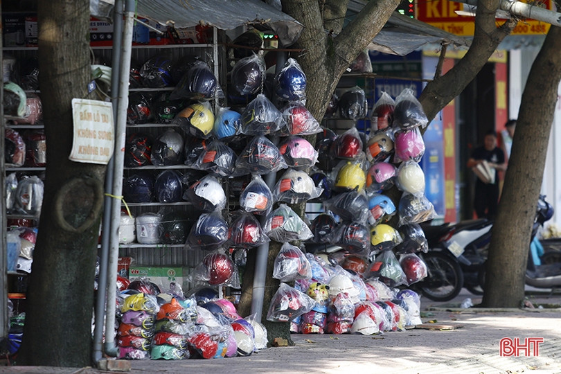 “Rác” trên cột điện, cây xanh ở Hà Tĩnh: Xử lý nhiều sao vẫn tái diễn? ảnh 11 “Rác” trên cột điện, cây xanh ở Hà Tĩnh: Xử lý nhiều sao vẫn tái diễn?