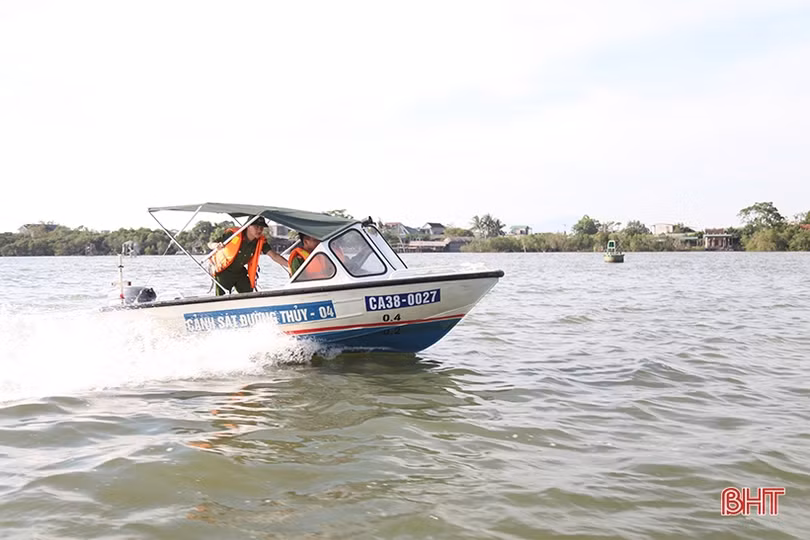 Đào tạo, cấp chứng chỉ lái xuồng máy cho 132 cán bộ, chiến sĩ Công an Hà Tĩnh