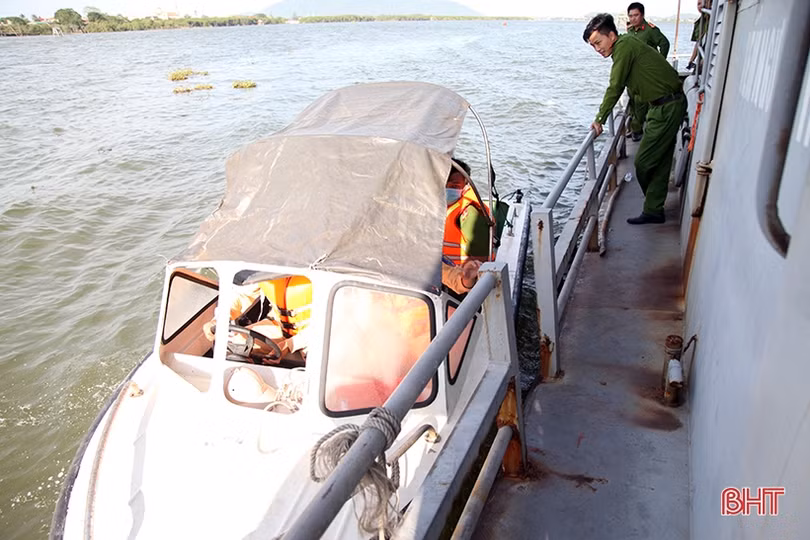 Đào tạo, cấp chứng chỉ lái xuồng máy cho 132 cán bộ, chiến sĩ Công an Hà Tĩnh