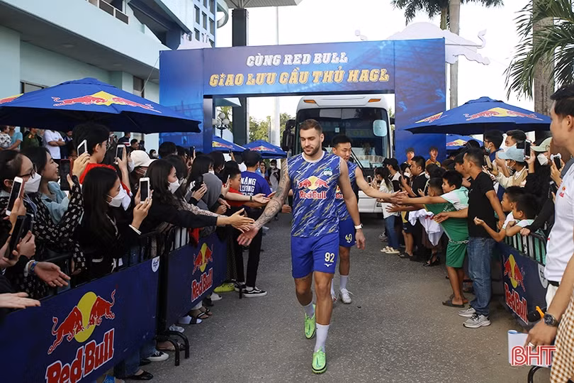 Cổ động viên Hà Tĩnh săn đón chữ ký của dàn sao Hoàng Anh Gia Lai