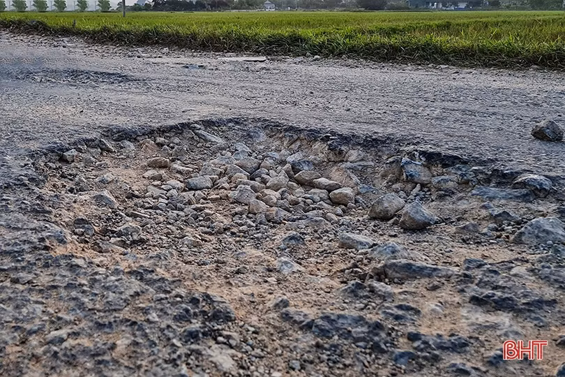 Đường xuống cấp, người dân Can Lộc mong chờ được tu sửa