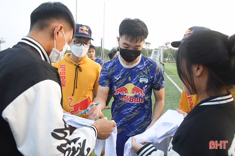 Cổ động viên Hà Tĩnh săn đón chữ ký của dàn sao Hoàng Anh Gia Lai