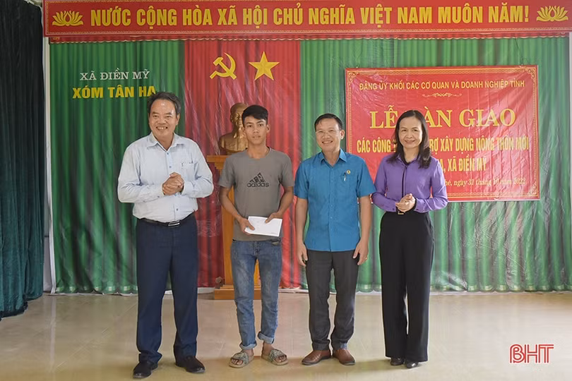 Đảng uỷ Khối CCQ&DN Hà Tĩnh bàn giao công trình NTM tại Hương Khê