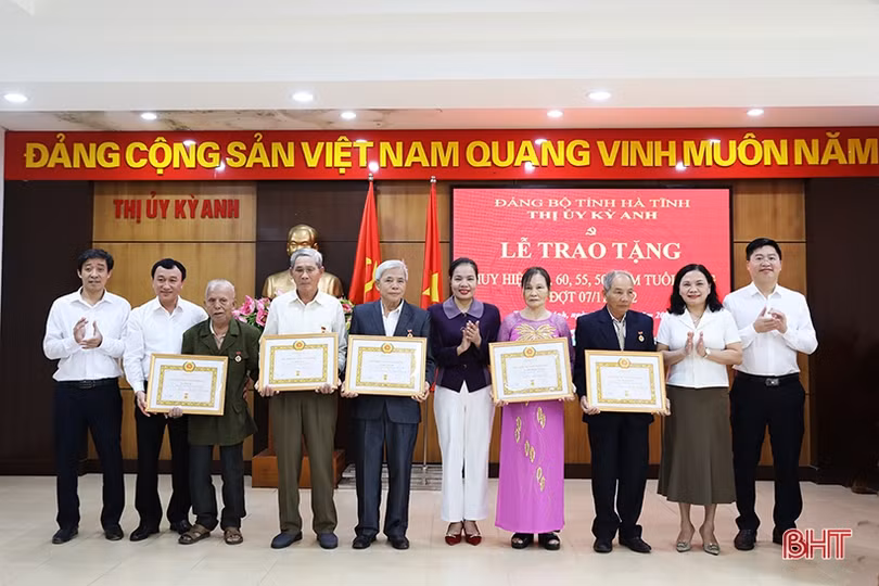 Hà Tĩnh tặng, truy tặng Huy hiệu Đảng cho 948 đảng viên dịp Cách mạng Tháng Mười Nga