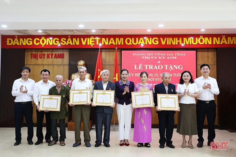 Hà Tĩnh tặng, truy tặng Huy hiệu Đảng cho 948 đảng viên dịp Cách mạng Tháng Mười Nga