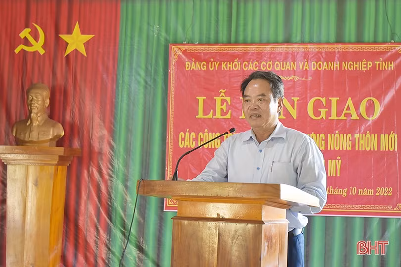 Đảng uỷ Khối CCQ&DN Hà Tĩnh bàn giao công trình NTM tại Hương Khê