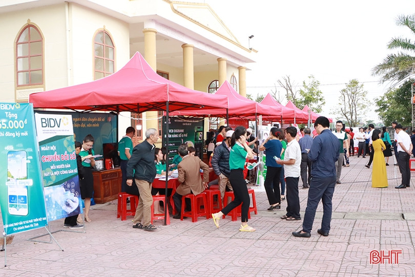 Người dân Cẩm Xuyên sôi nổi tham gia ngày hội chuyển đổi số