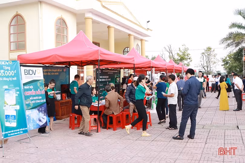 Người dân Cẩm Xuyên sôi nổi tham gia ngày hội chuyển đổi số