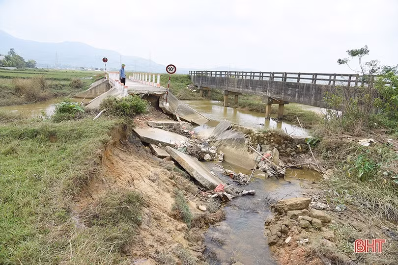 Cầu dân sinh sạt lở, sản xuất bị ảnh hưởng nghiêm trọng