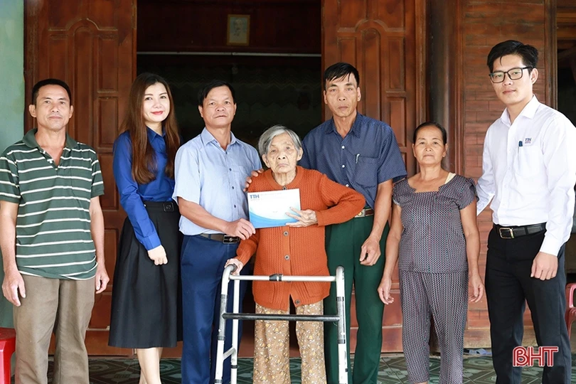 Bệnh viện Đa khoa TTH Hà Tĩnh tặng quà, khám cấp phát thuốc miễn phí cho người cao tuổi