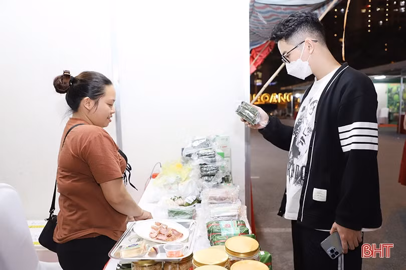 Nhộn nhịp mua sắm trong Tuần lễ Sản phẩm tiêu biểu Hà Tĩnh tại Hà Nội
