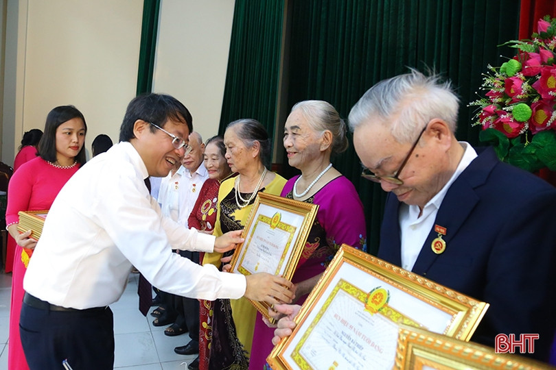 Trao Huy hiệu Đảng cho 107 đảng viên ở TP Hà Tĩnh