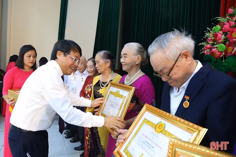 Trao Huy hiệu Đảng cho 107 đảng viên ở TP Hà Tĩnh