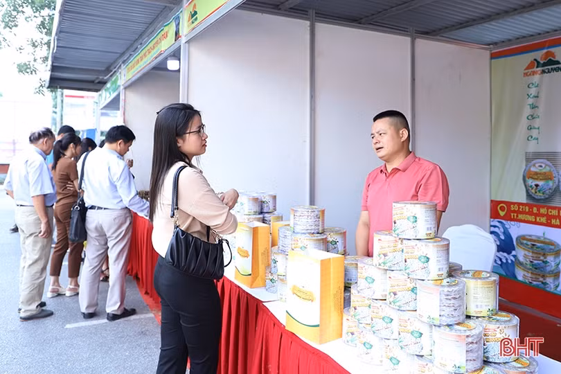 Nhộn nhịp mua sắm trong Tuần lễ Sản phẩm tiêu biểu Hà Tĩnh tại Hà Nội