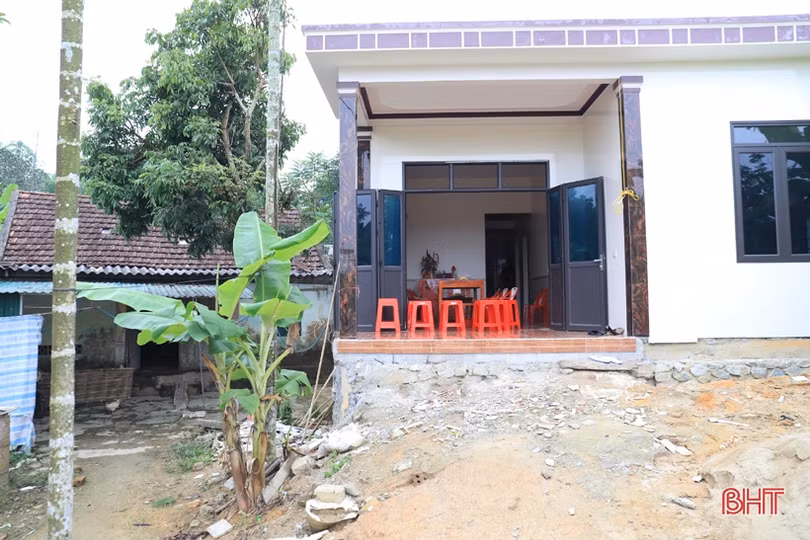 Bàn giao nhà tình nghĩa cho hộ nghèo ở Hương Sơn