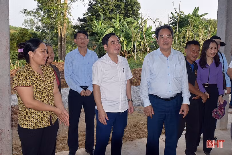 Đảng uỷ Khối CCQ&DN Hà Tĩnh bàn giao công trình NTM tại Hương Khê