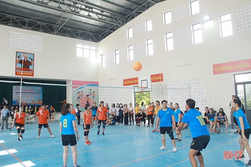 Khởi tranh giải bóng chuyền hơi ngành GD&ĐT Nghi Xuân