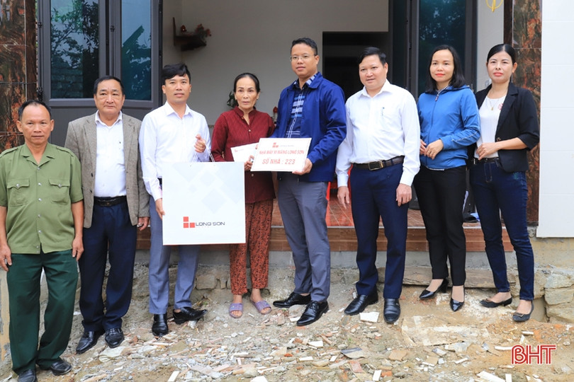 Bàn giao nhà tình nghĩa cho hộ nghèo ở Hương Sơn